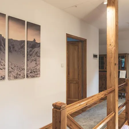 Przystanek Czarne 招待所 耶莱尼亚古拉